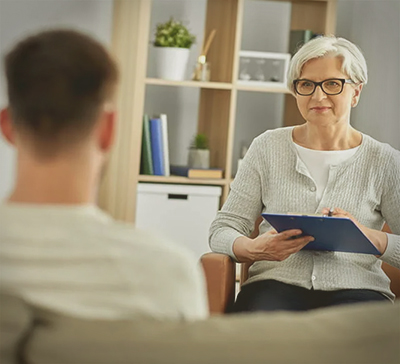 Мужчина на консультации у психолога